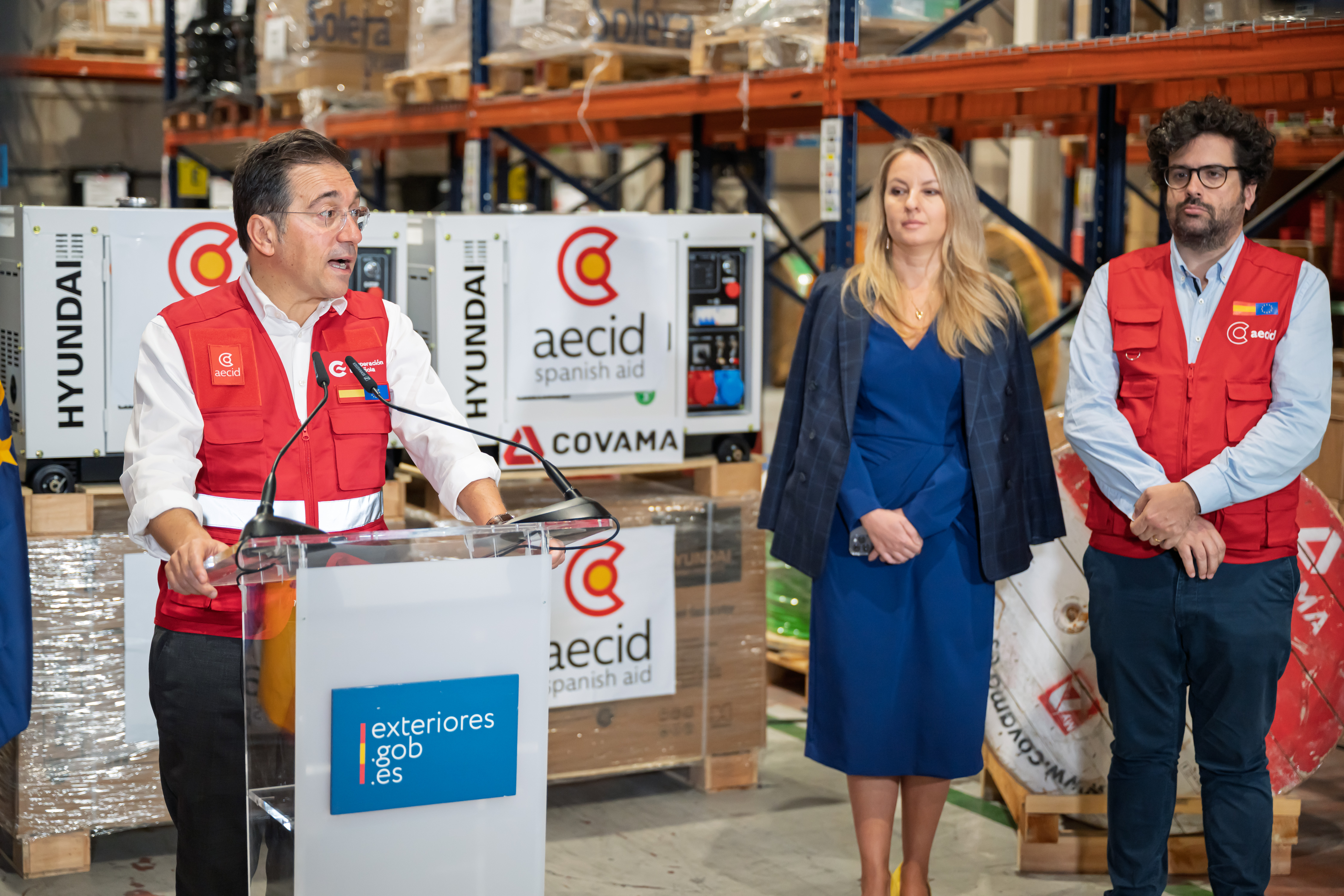 Albares reafirma el apoyo a Ucrania con el envío de 70 generadores a través de la AECID