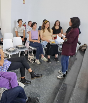La directora de la Biblioteca, Elena Sánchez danto la bienvenida