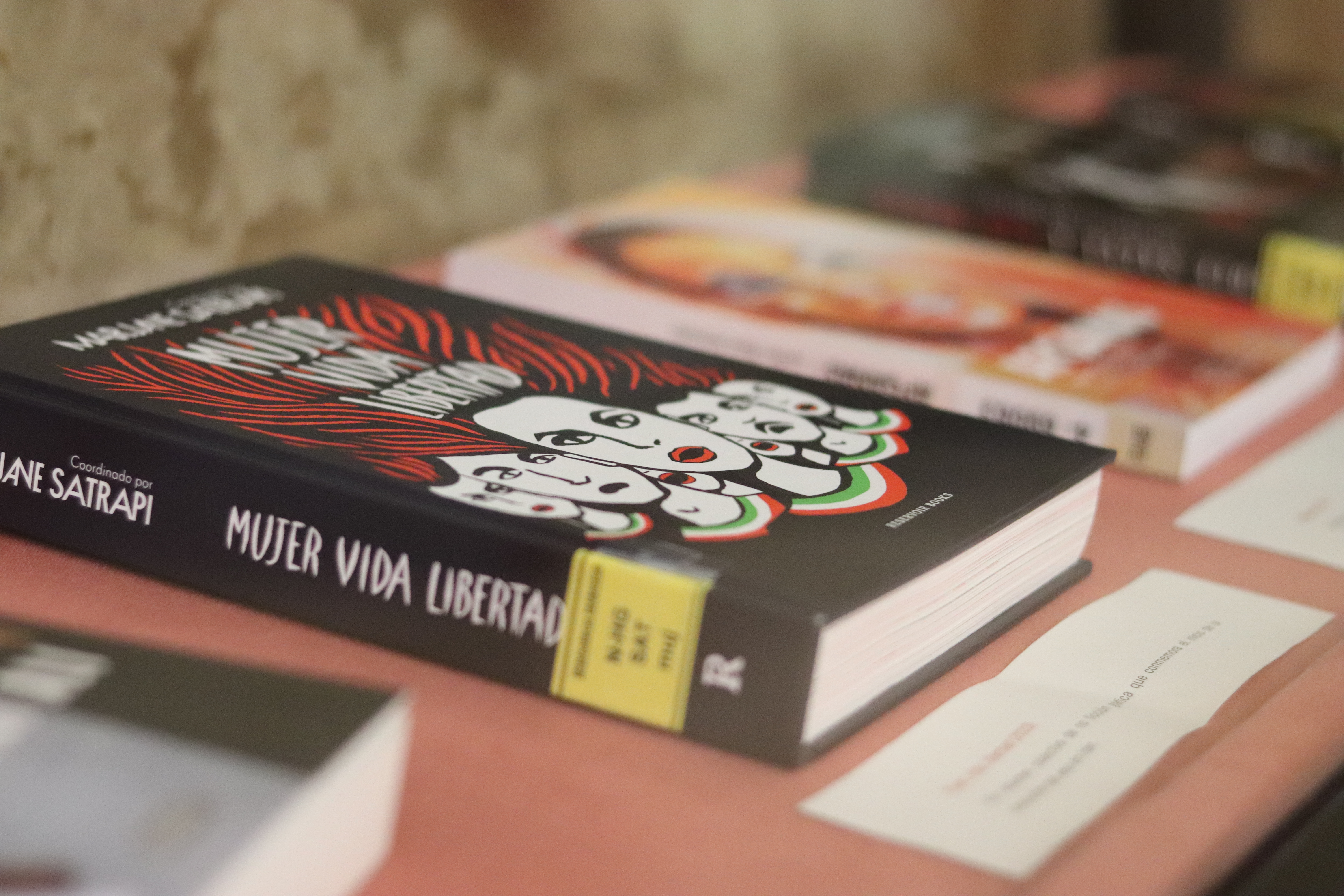 Uno de los títulos incluidos en la muestra: 'Mujer, vida, libertad'